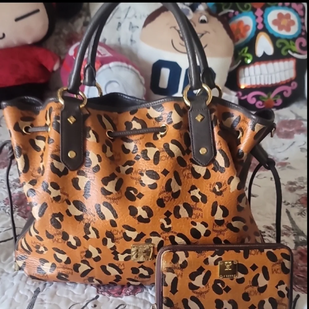 🖤🔥MCM Leopard Print Drawstring  2 Way Satchel Crossbody Bag and Wallet🔥🖤